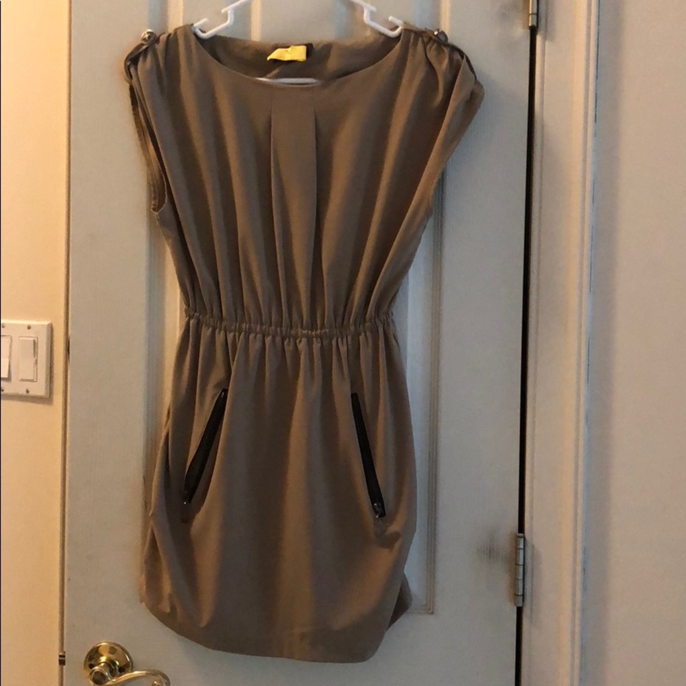 a dress - Picture 3 of 4